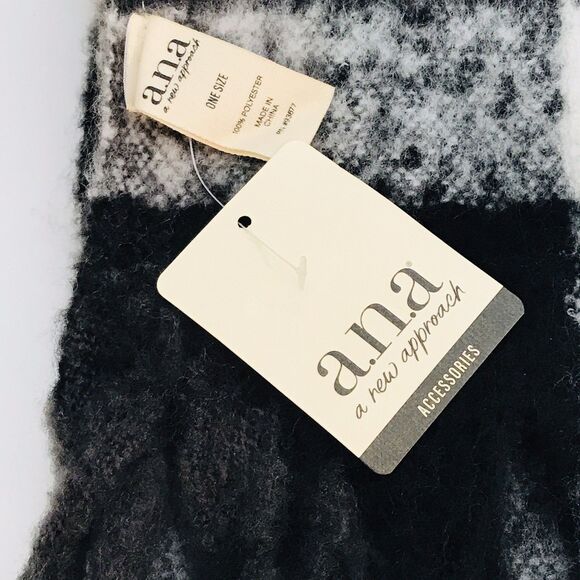 NWT a.n.a. A New Approach SOFT Plaid Scarf Black Gray White 80 inch plus Fringe - Picture 4 of 6